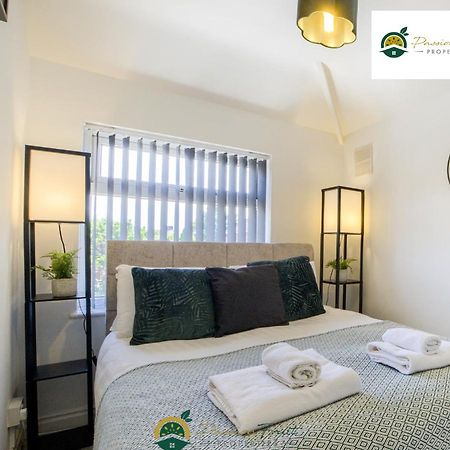 3 Bedroom Coventry House By Passionfruitproperties With Free Wi-Fi, Large Garden And Driveway - 52Nrc المظهر الخارجي الصورة