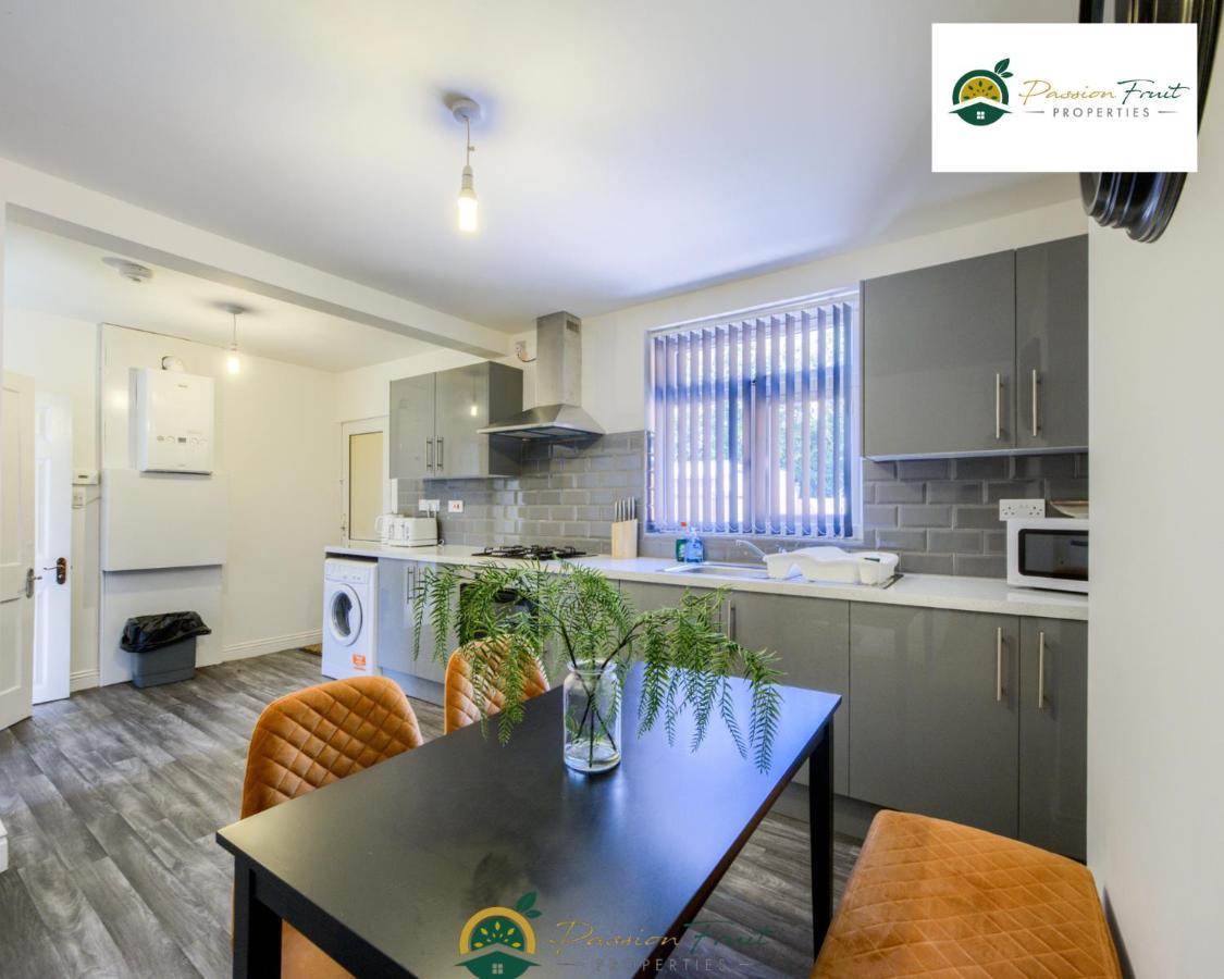 3 Bedroom Coventry House By Passionfruitproperties With Free Wi-Fi, Large Garden And Driveway - 52Nrc المظهر الخارجي الصورة