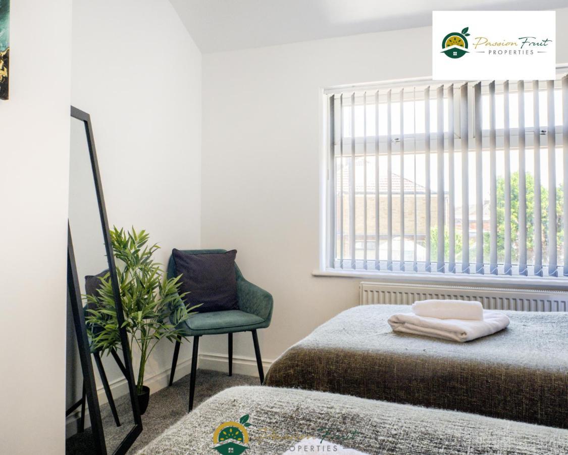 3 Bedroom Coventry House By Passionfruitproperties With Free Wi-Fi, Large Garden And Driveway - 52Nrc المظهر الخارجي الصورة