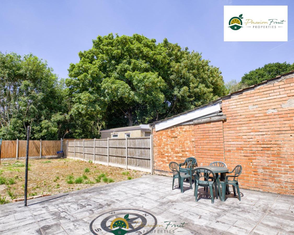 3 Bedroom Coventry House By Passionfruitproperties With Free Wi-Fi, Large Garden And Driveway - 52Nrc المظهر الخارجي الصورة